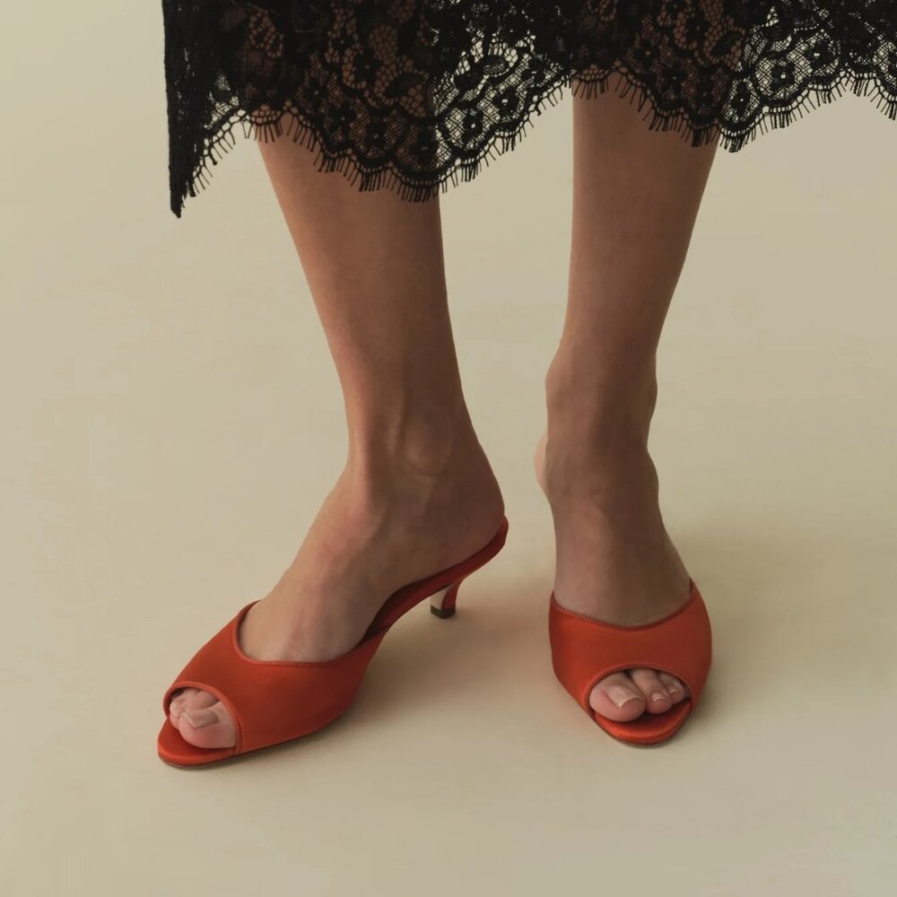 NWT Dôen Callie Mule, Fuego Satin, size 37.5 (7.5 US)